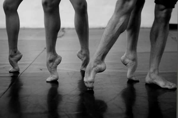 Chùm ảnh: Đôi chân rướm máu của những thiên thần múa ballet - Ảnh 11.