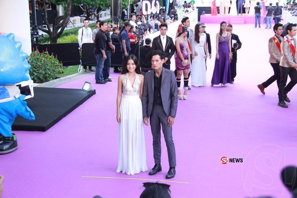 Đ&acirc;y ch&iacute;nh l&agrave; người y&ecirc;u ngo&agrave;i đời si&ecirc;u ngầu của Lee trong T&igrave;nh y&ecirc;u kh&ocirc;ng c&oacute; lỗi, lỗi ở bạn th&acirc;n - Ảnh 7.