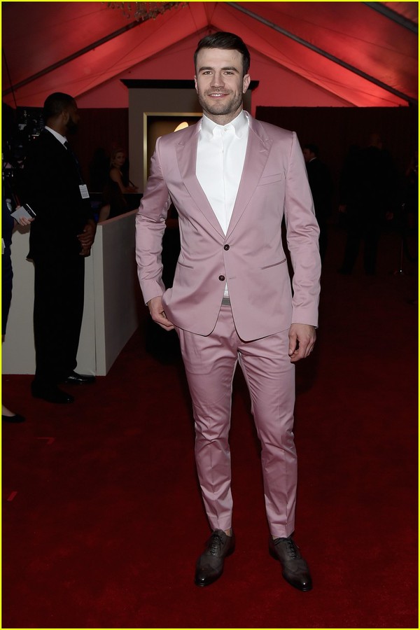 Justin Bieber cực điển trai, Taylor - Selena lộng lẫy tr&ecirc;n thảm đỏ Grammy 2016 - Ảnh 15.