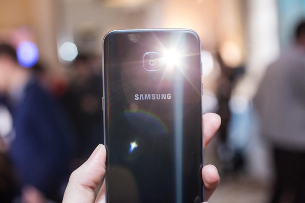 Được đánh giá là smartphone chụp hình tốt nhất hiện nay, Galaxy S7 edge lại phá kỷ lục doanh số - Ảnh 1.