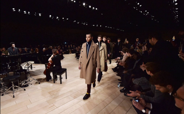 Ng&ocirc; Diệc Ph&agrave;m lần đầu sải bước catwalk trong show diễn Burberry - Ảnh 5.