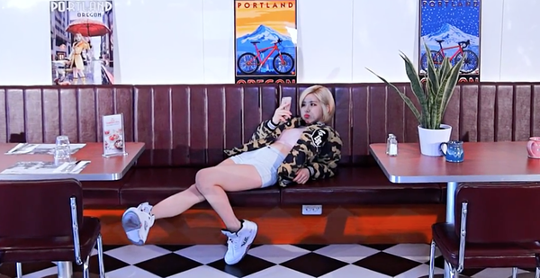 DJ Soda tung MV gợi cảm cho bản remix mới ca khúc Hotline Bling - Ảnh 3.