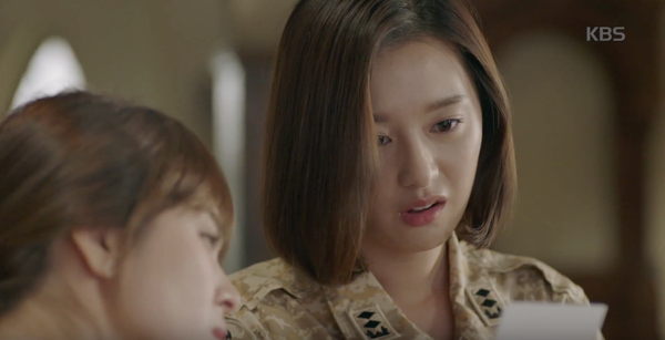 Hậu Duệ Mặt Trời: Joong Ki, Jin Goo t&aacute;i mặt khi bị người y&ecirc;u ph&aacute;t hiện ảnh chụp với g&aacute;i lạ - Ảnh 8.