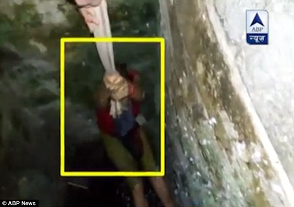 Mải chụp ảnh tự sướng, nữ du khách ngã lộn cổ xuống giếng sâu 9m - Ảnh 3.