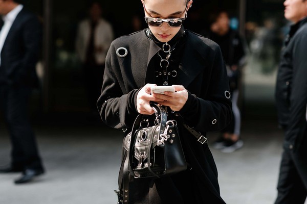 Mới qua 2 ngày Seoul Fashion Week, Kelbin đã lọt Top street style đẹp nhất của Vogue - Ảnh 1.