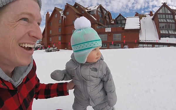 Lần đầu trượt tuyết, cô bé 1 tuổi đốn đổ trái tim hàng triệu người dùng mạng - Ảnh 4.