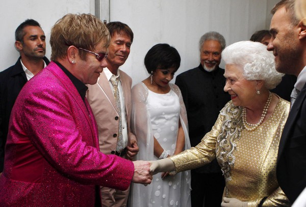 Bạn sẽ không thể ngờ được các sao mặc gì khi gặp Nữ hoàng Anh - Ảnh 7.