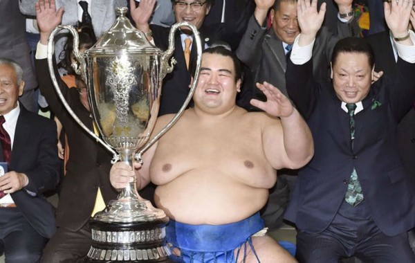 Sumo Nhật Bản gi&agrave;nh lại vị tr&iacute; thống trị sau một thập kỷ chờ đợi - Ảnh 2.