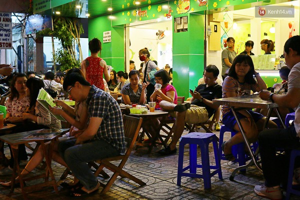 6 quán ăn vỉa hè lúc nào cũng đông nườm nượp ở Sài Gòn - Ảnh 9.