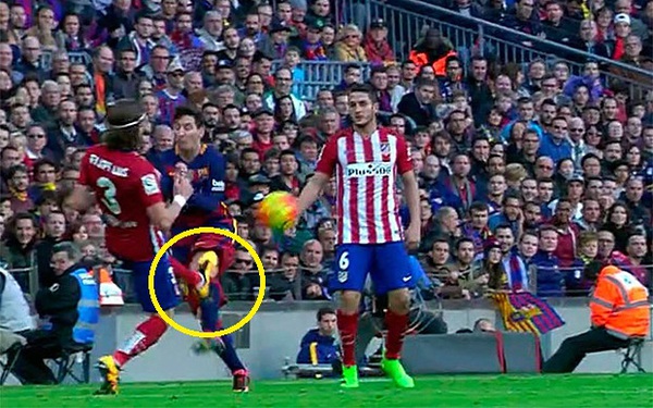 Xót xa xem cảnh Messi đau đớn nằm sân vì bị đối phương đốn giò - Ảnh 1.