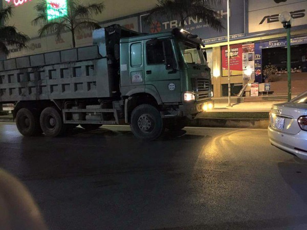 Hà Nội: Nữ sinh bị xe tải cán chết thảm trong đêm - Ảnh 1.