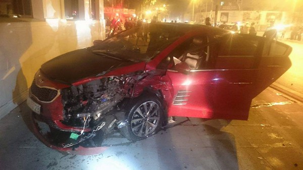 H&agrave; Nội: Vượt đ&egrave;n đỏ, &ocirc; t&ocirc; Kia đ&acirc;m bẹp taxi l&uacute;c nửa đ&ecirc;m - Ảnh 2.