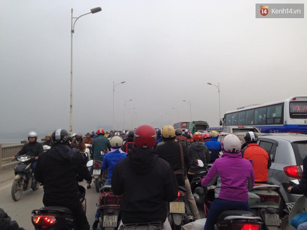 Hà Nội: Ô tô đấu đầu trên cầu Vĩnh Tuy, hàng nghìn phương tiện chôn chân trên cầu - Ảnh 4.