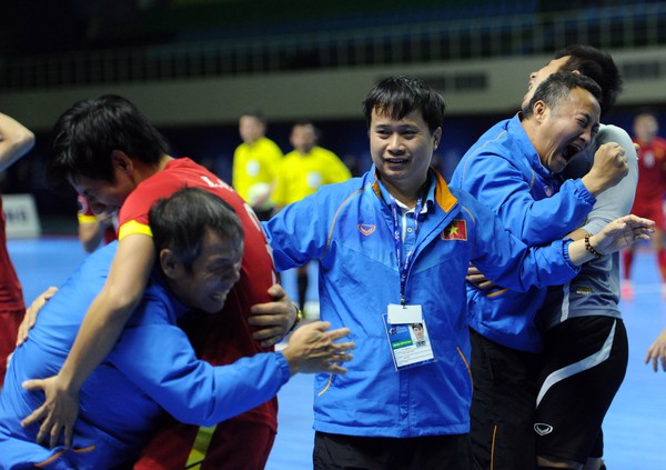 Chùm ảnh: ĐT futsal Việt Nam bật khóc sau chiến tích lịch sử - Ảnh 4.