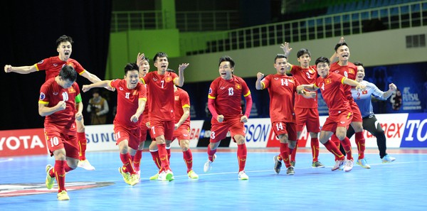 Chùm ảnh: ĐT futsal Việt Nam bật khóc sau chiến tích lịch sử - Ảnh 10.