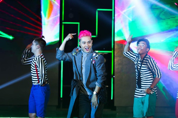 Minh Hằng, Yến Trang đối lập phong c&aacute;ch tr&ecirc;n s&acirc;n khấu - Ảnh 12.