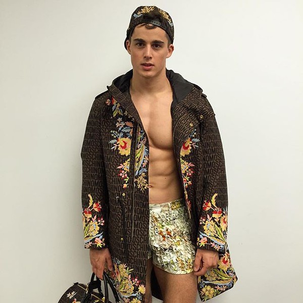 Thầy gi&aacute;o đẹp trai 6 m&uacute;i l&agrave;m người mẫu cho Armani, Moschino - Ảnh 8.