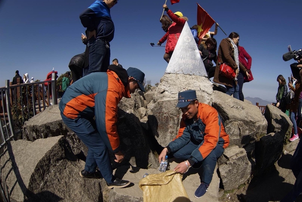 Những người âm thầm treo mình trên vách để nhặt rác quanh đỉnh Fansipan - Ảnh 2.
