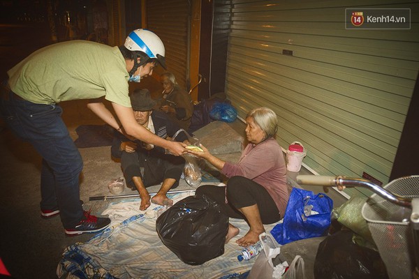 Sài Gòn những đêm không ngủ và phần ăn khuya ấm lòng người vô gia cư - Ảnh 12.