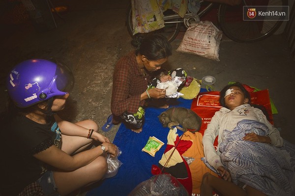 Sài Gòn những đêm không ngủ và phần ăn khuya ấm lòng người vô gia cư - Ảnh 13.