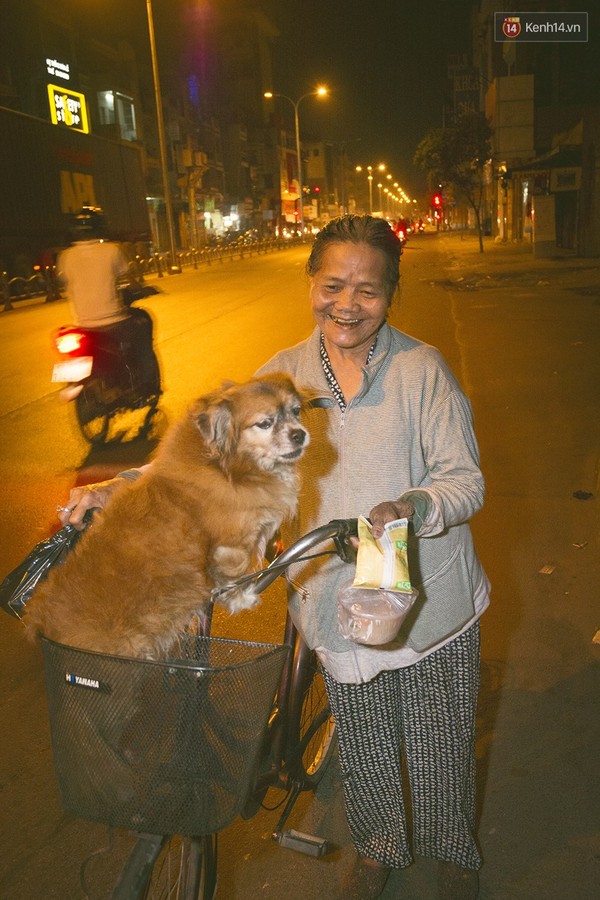 Sài Gòn những đêm không ngủ và phần ăn khuya ấm lòng người vô gia cư - Ảnh 14.