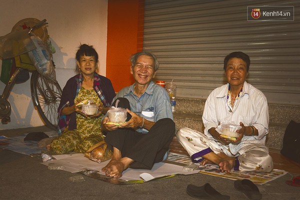 Sài Gòn những đêm không ngủ và phần ăn khuya ấm lòng người vô gia cư - Ảnh 15.