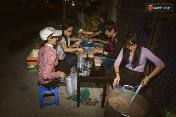 Sài Gòn những đêm không ngủ và phần ăn khuya ấm lòng người vô gia cư - Ảnh 7.