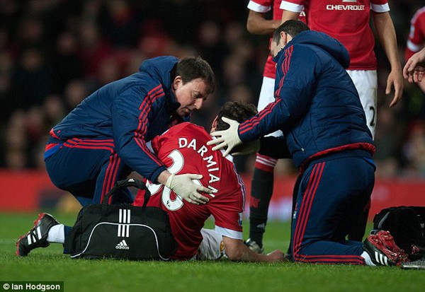Hậu vệ điển trai Man Utd nhập viện khẩn cấp do gẫy xương sườn và thủng phổi - Ảnh 3.