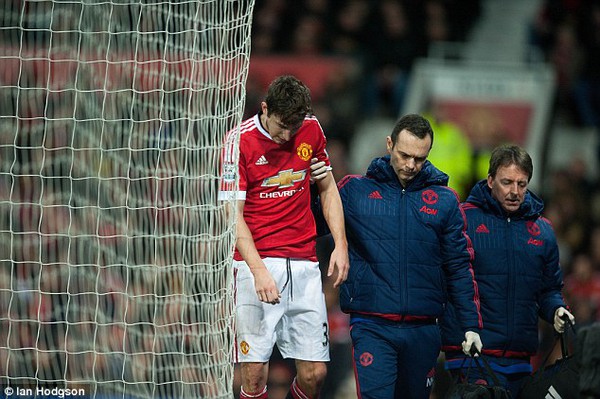 Hậu vệ điển trai Man Utd nhập viện khẩn cấp do gẫy xương sườn và thủng phổi - Ảnh 1.