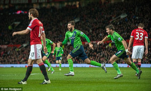 Hậu vệ điển trai Man Utd nhập viện khẩn cấp do gẫy xương sườn v&agrave; thủng phổi - Ảnh 4.
