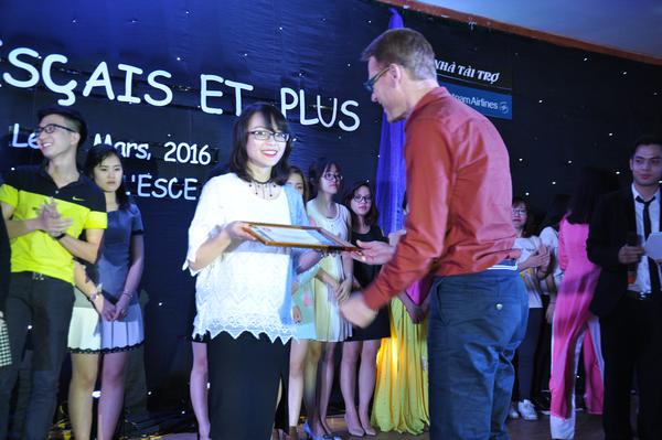 Buổi dạ hội Ph&aacute;p ngữ của sinh vi&ecirc;n Ngoại Thương - Ảnh 8.