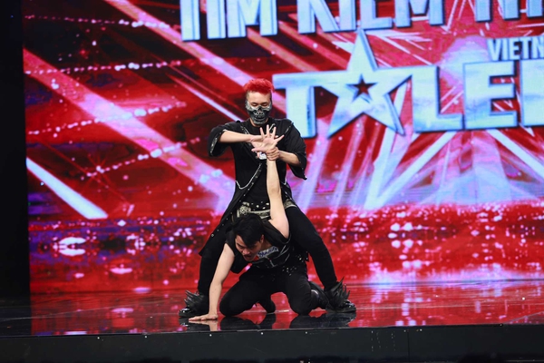 Got Talent: Bộ đ&ocirc;i giải cứu thế giới, anh ch&agrave;ng trai qu&ecirc; g&acirc;y sốt v&igrave; qu&aacute; h&agrave;i - Ảnh 4.