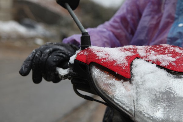 Nằm lòng những bí kíp giúp bạn di chuyển an toàn khi đường ngập tuyết - Ảnh 3.