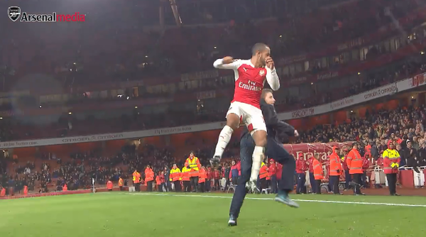 Walcott rủ fan thực hiện m&agrave;n ăn mừng h&agrave;i hước ngay tr&ecirc;n s&acirc;n - Ảnh 3.