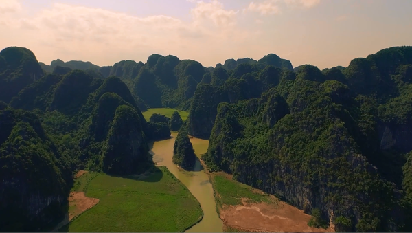 Việt Nam yên bình đẹp như tranh trong clip của triệu phú Youtube Michelle Phan - Ảnh 2.