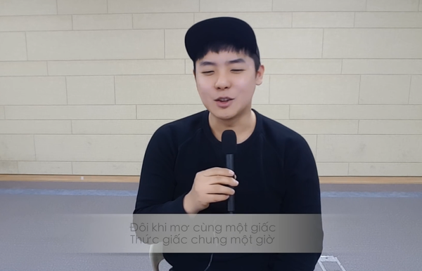 Clip: Chàng trai người Hàn Quốc hát Một nhà của Da Lab cực dễ thương - Ảnh 2.