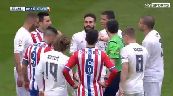 Ronaldo nổi điên, tung chân đá cầu thủ Sporting Gijon - Ảnh 5.