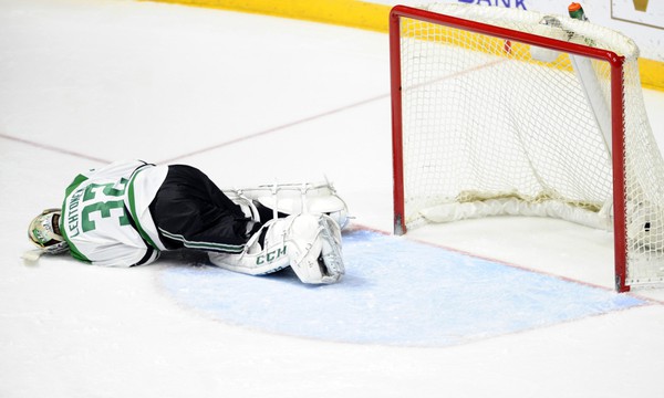 Bị vụt b&oacute;ng đ&uacute;ng chỗ hiểm, cầu thủ hockey đổ gục tr&ecirc;n s&acirc;n - Ảnh 5.