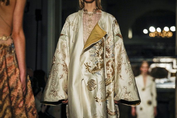 Vừa xem vừa hỏi: L&agrave;m sao họ c&oacute; thể l&agrave;m ra đồ Haute Couture tuyệt vời như thế? - Ảnh 26.