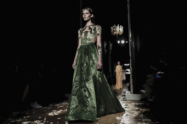 Vừa xem vừa hỏi: L&agrave;m sao họ c&oacute; thể l&agrave;m ra đồ Haute Couture tuyệt vời như thế? - Ảnh 28.