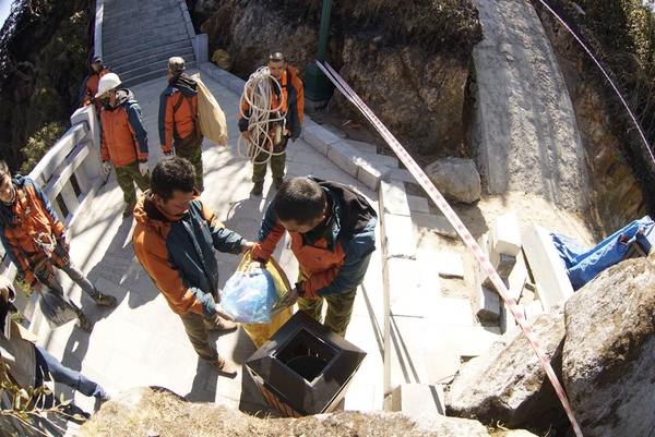 Những người &acirc;m thầm treo m&igrave;nh tr&ecirc;n v&aacute;ch để nhặt r&aacute;c quanh đỉnh Fansipan - Ảnh 5.