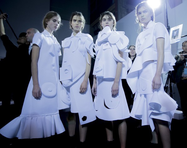 Vừa xem vừa hỏi: L&agrave;m sao họ c&oacute; thể l&agrave;m ra đồ Haute Couture tuyệt vời như thế? - Ảnh 35.