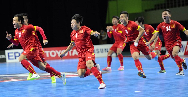 Chùm ảnh: ĐT futsal Việt Nam bật khóc sau chiến tích lịch sử - Ảnh 3.