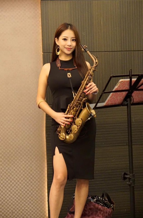 Mỹ nữ thổi saxophone sở hữu nhan sắc vạn người mê gây sốt Trung Quốc - Ảnh 2.