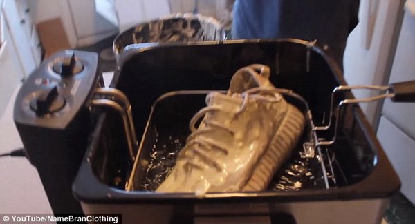 Giày Yeezy giá 20 triệu được rán giòn để trông... đỉnh hơn - Ảnh 5.