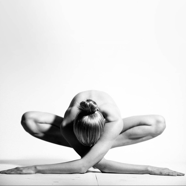 Bộ ảnh yoga khỏa thân nghệ thuật hút hồn người xem - Ảnh 2.