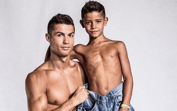 Con trai Ronaldo gây sốt khi ghi 6 bàn một trận