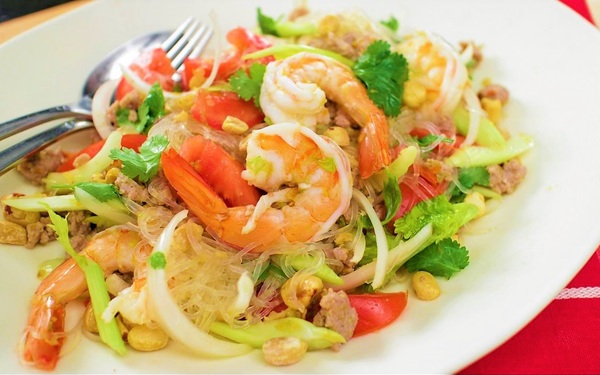 Miến trộn kiểu Thái có thể kết hợp với những món ăn khác như thế nào?
