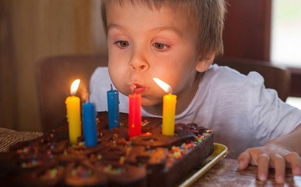 Có những phong tục truyền thống nào liên quan đến việc thổi nến trong các buổi tiệc sinh nhật?
