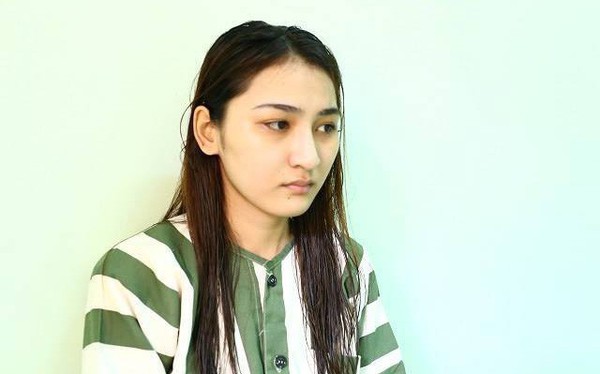 Cô gái 20 tuổi xinh như "hot girl" đánh xé áo Công an giữa đường phố